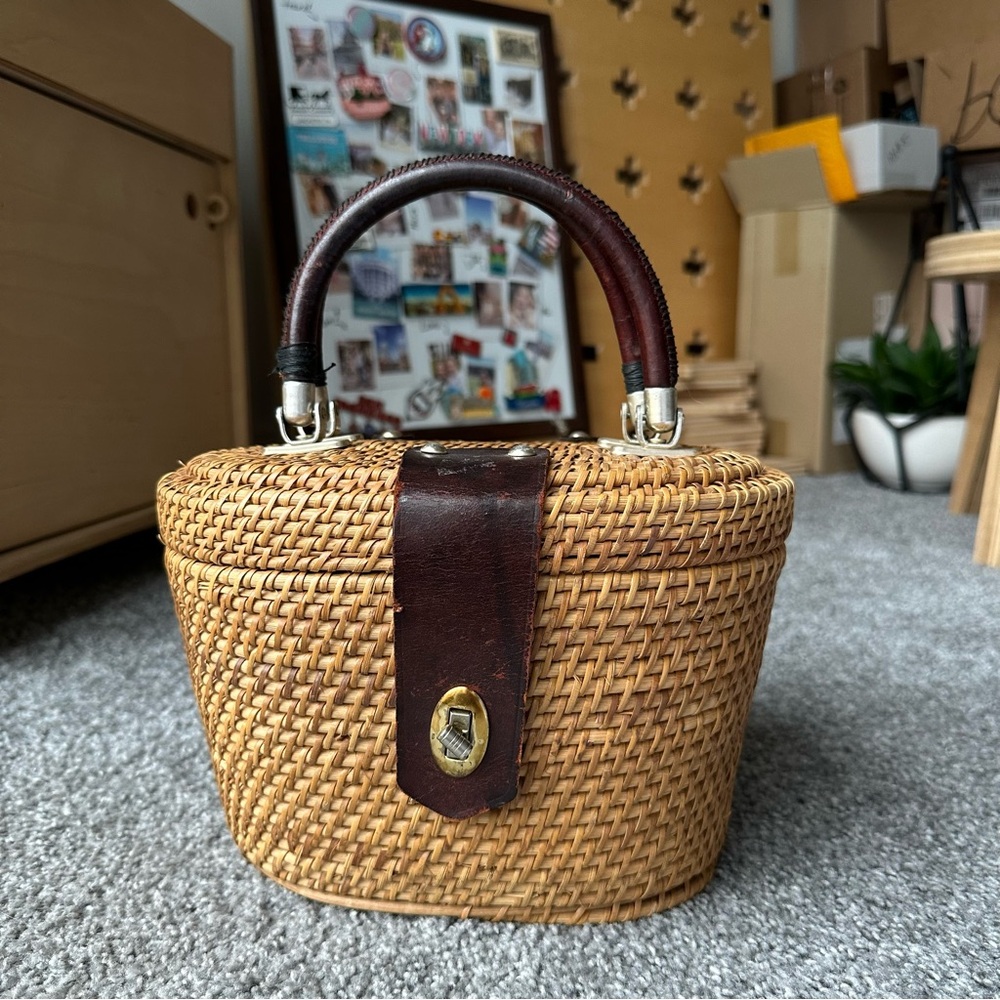 Elegant Woven Basket Bag with Leather Accents